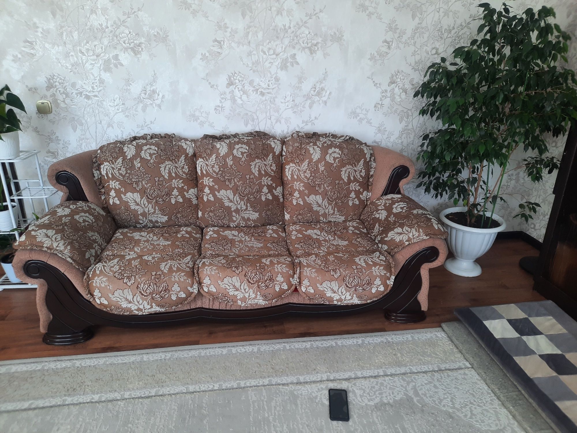 Продам 2 дивана , 1 кресло