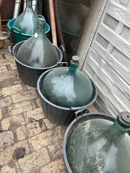 Damigene cu coș de plastic