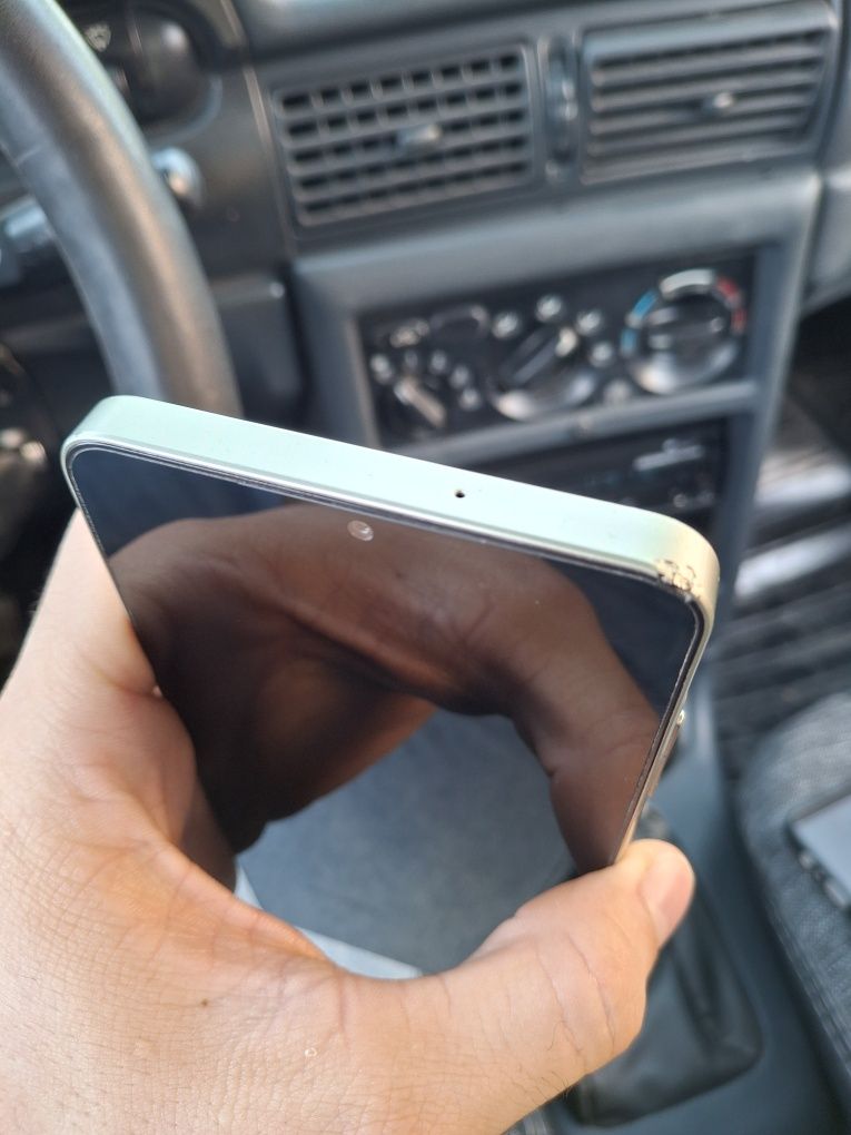 Samsung A06 4/64GB xolati yaxwi xamma joyi.iwlidi
