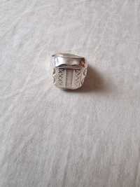 Продается кольцо чистый серебро в отл состоянии