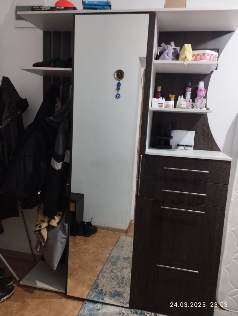 Продам прихожую , кровать и шкаф срочно
