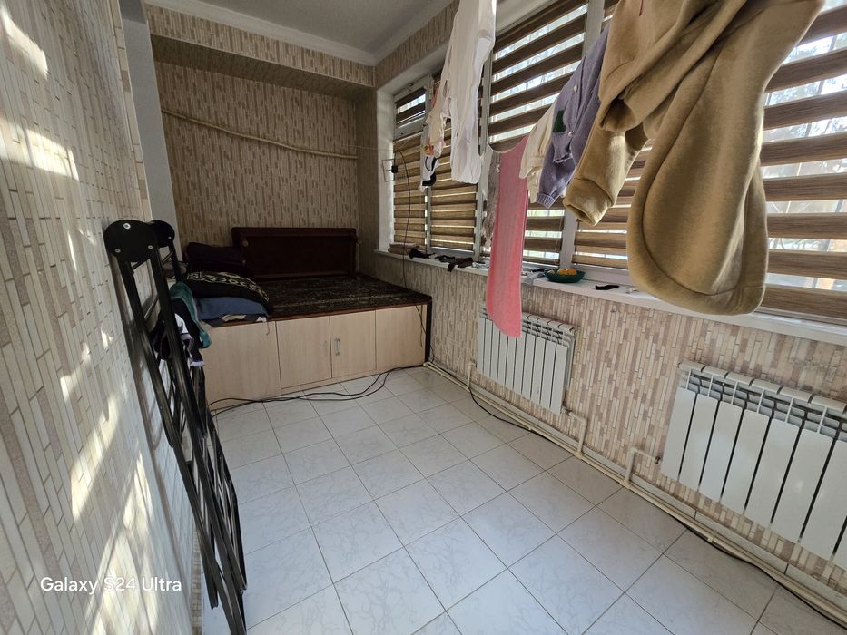 3 xonalik uy barca jixozlari bilan sotiladi