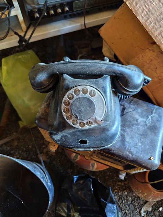 Стомни, гърнета, совалки, вретена, скрипали, куфари и д-р.