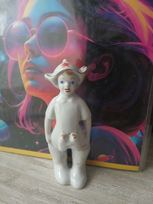 Продам статуэтка фарфоровая