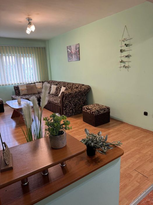 Inchiriez apartament cu 3 camere zona Bulevardul Dacia colt cu Decebal