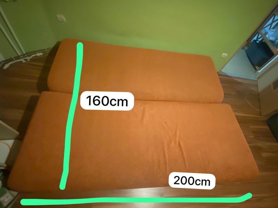 Canapea extensibilă într-un pat