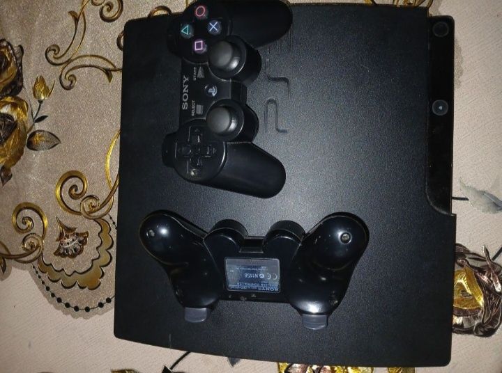 Срочно продам игровую приставку отличную.