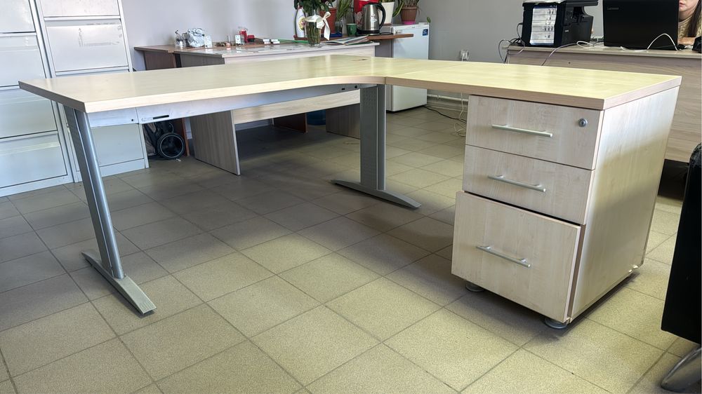 Стол для офиса, большой, светлый, 3 шкафчика