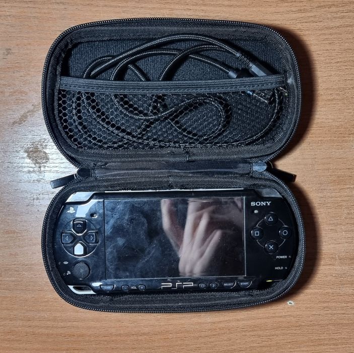 Продам PSP 2000 полный комплект торга нет