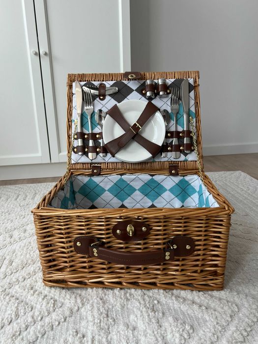 Cos de picnic din rachita echipat pentru 4 persoane, (ca NOU)