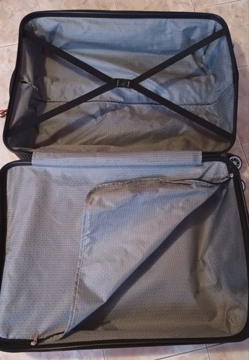 Черен голям куфар на колела