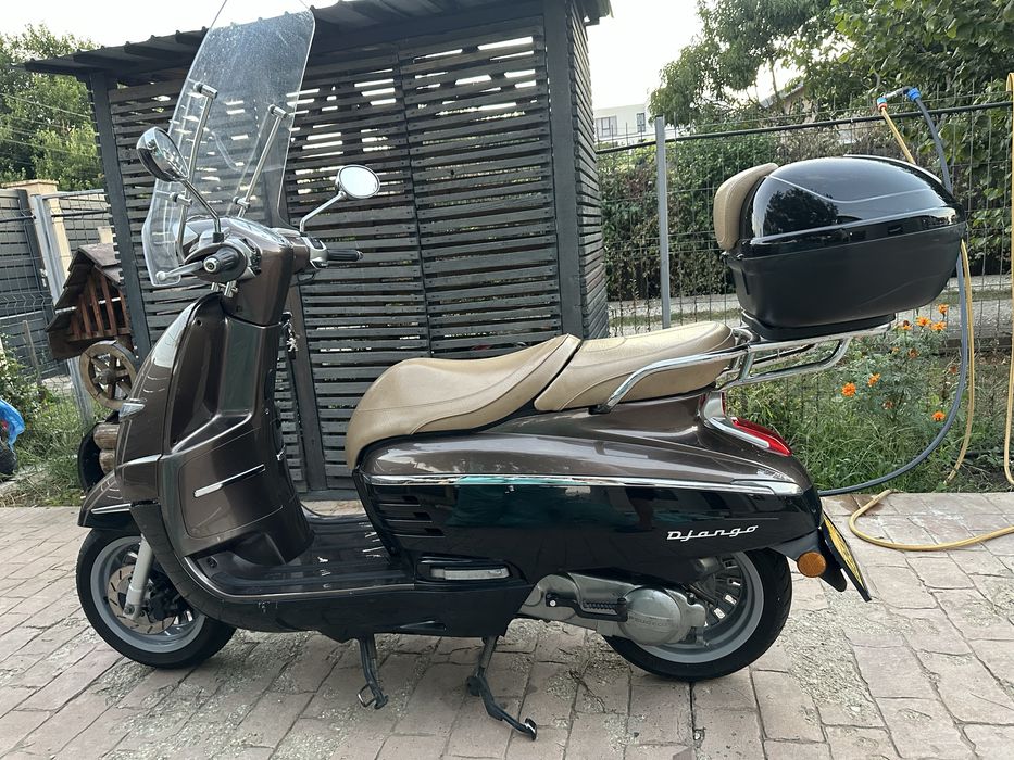 Scuter Peuget Django similar Piaggio Vespa GTS