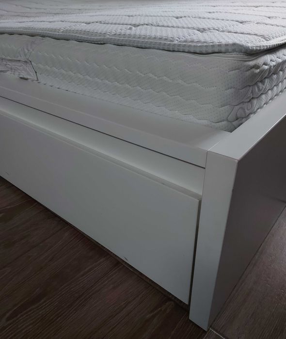 Pat alb MALM IKEA 140 x 200 cm - in stare foarte buna