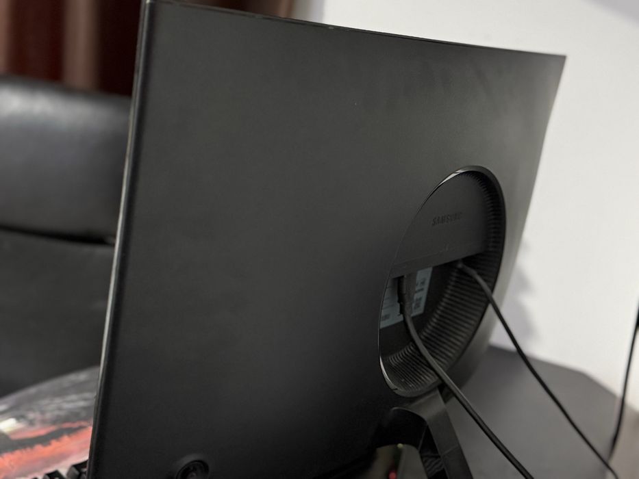 Monitor Samsung, curbat. LED, Freesync, VA, Mat, timp de răspuns 4ms.