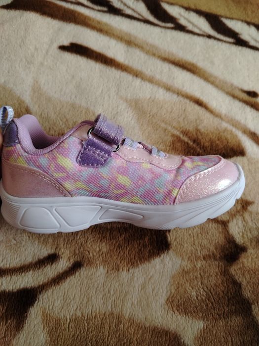 Продам детские кроссовки