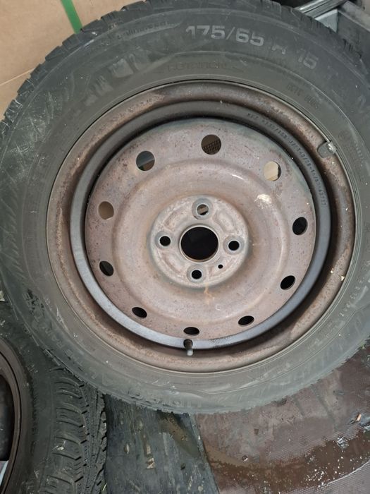 Vând set de 4 cauciucuri cu jante cu tot 175/65 R15