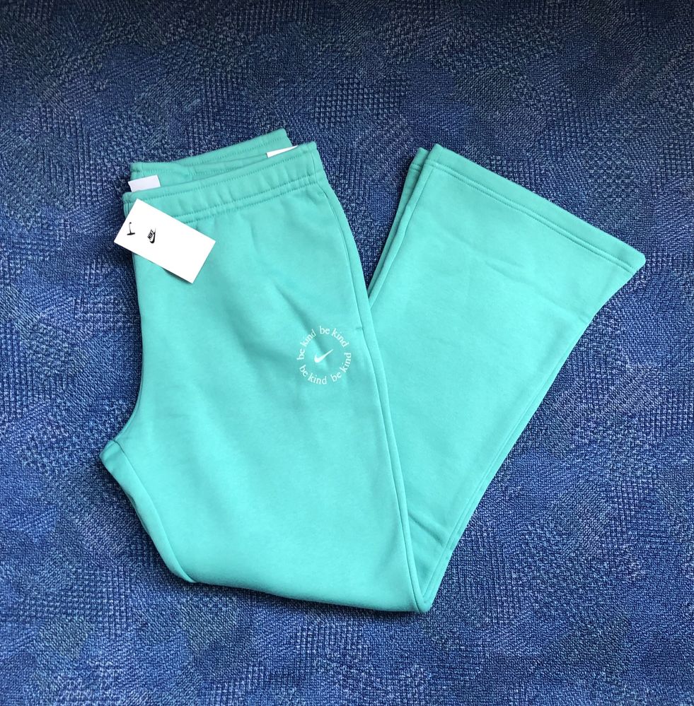 НОВО Nike Be Kind Flared Fleece Joggers ОРИГИНАЛНО дамско долнище М