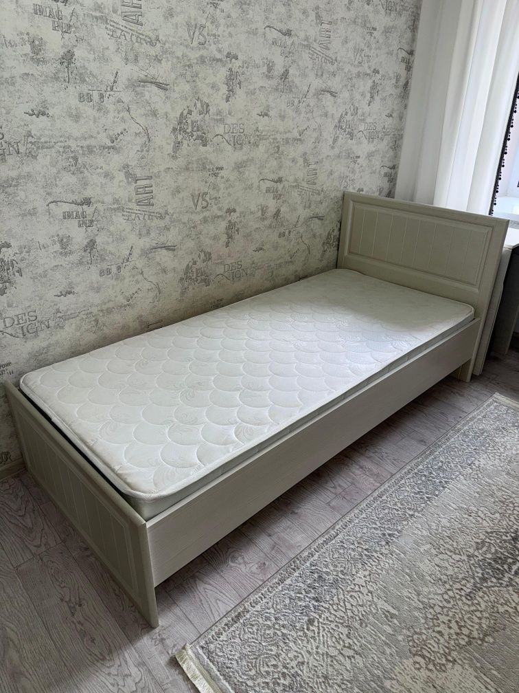 Кровать с матрасом