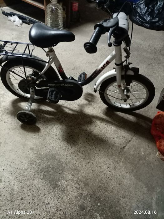 Велосипед с помощни колела за дете от три до шест години