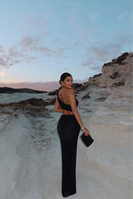 Черна блестяща дълга рокля с цепка