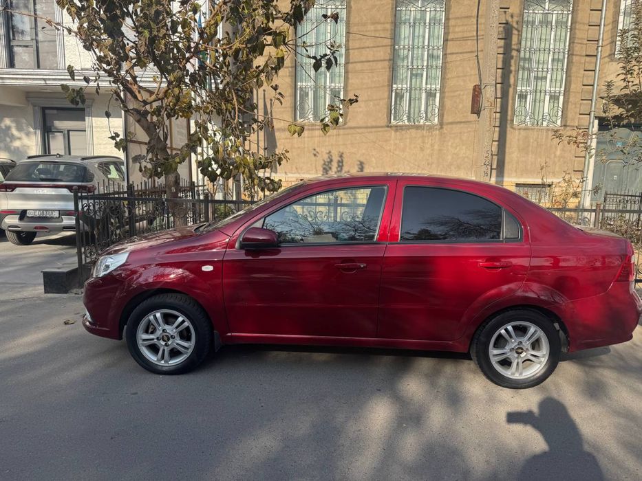 Nexia 3 avtomat sotiladi. Akuratniy haydalgan ayol kishi haydagan.