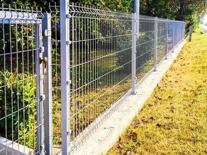 Garduri și porți din plasă bordurată
