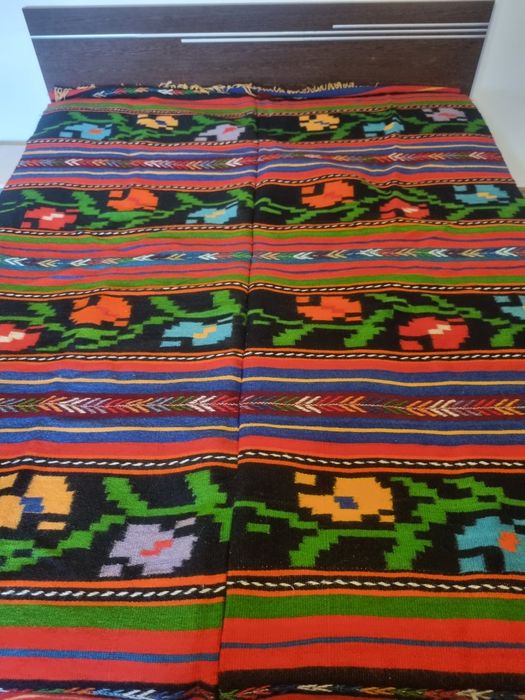 Covor traditional- Scoarța Oltenească țesută la război.