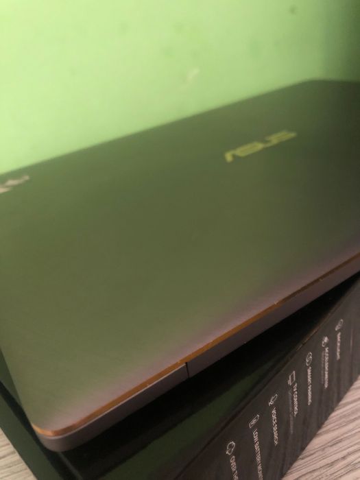 Употребяван ASUS ZenBook 3 UX390.Core i7-75000, 8 GB RAM,