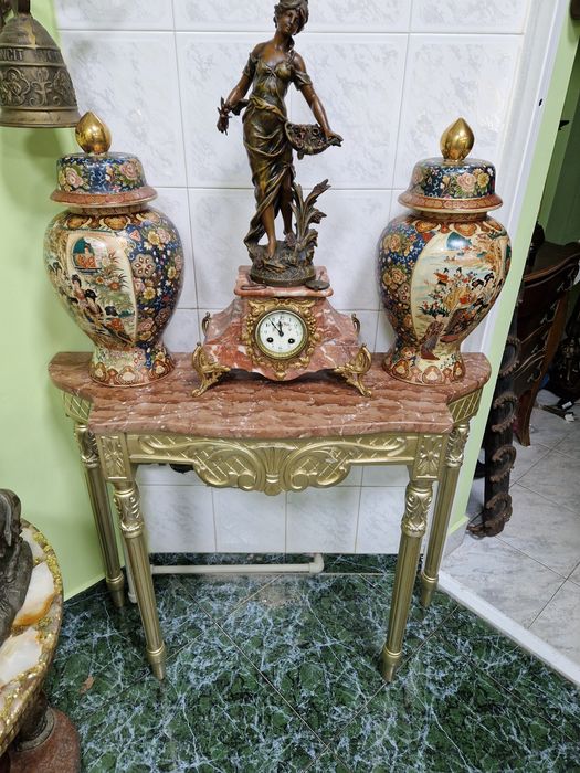 Чудесна антикварна дървена конзола с мраморен плот