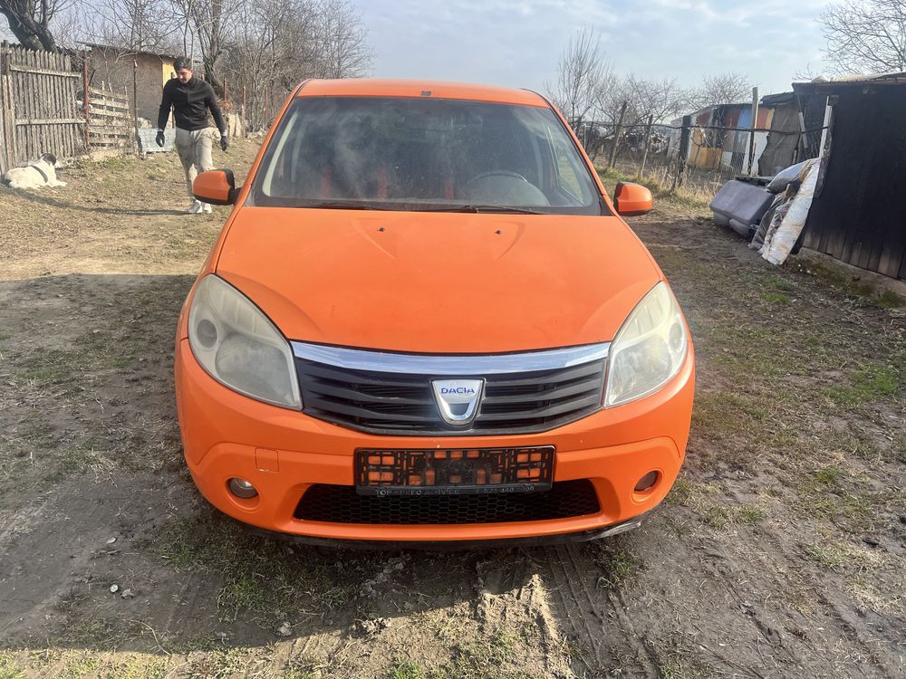 Vand bara fata/capota-aripi/faruri/trager etc Dacia Sandero 2008/2012