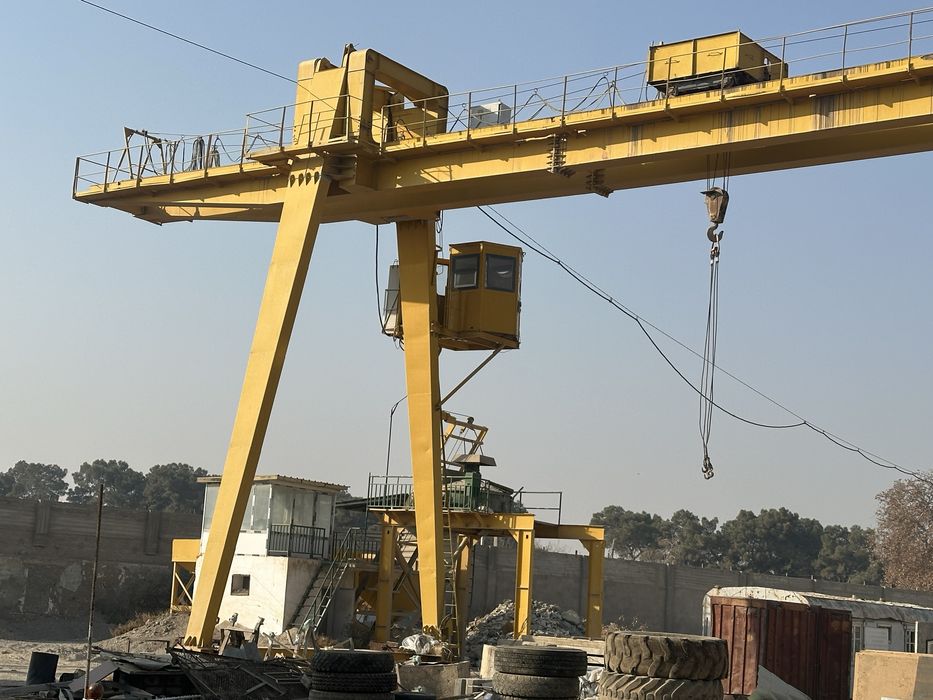 Козловой  кран сотилади.