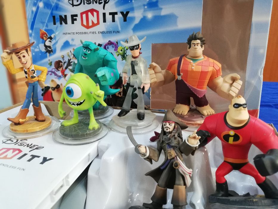 Disney Infinity Starter Pack Wii cu 8 figurine si 3 Power discuri