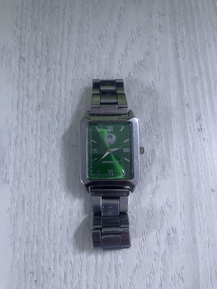 Qo'l soati Uzbekistan gerbli