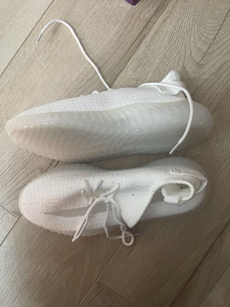 Кроссовки yeezy boost