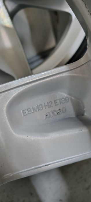 Vând jante Audi r19