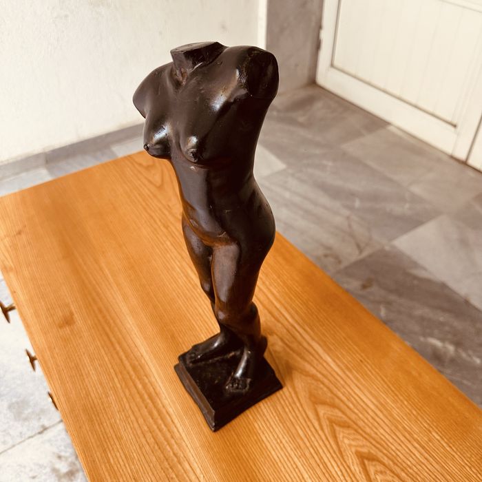 Бронзова скулптура “Женски торс” – изискан артистичен акцент