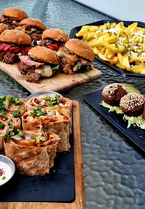 CATERING  burgeri ufo, crispy,frigarui de pui libaneze!