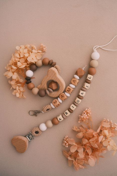 Lănțișoare pentru Suzete Personalizate – Cadouri Unice pentru Bebeluși