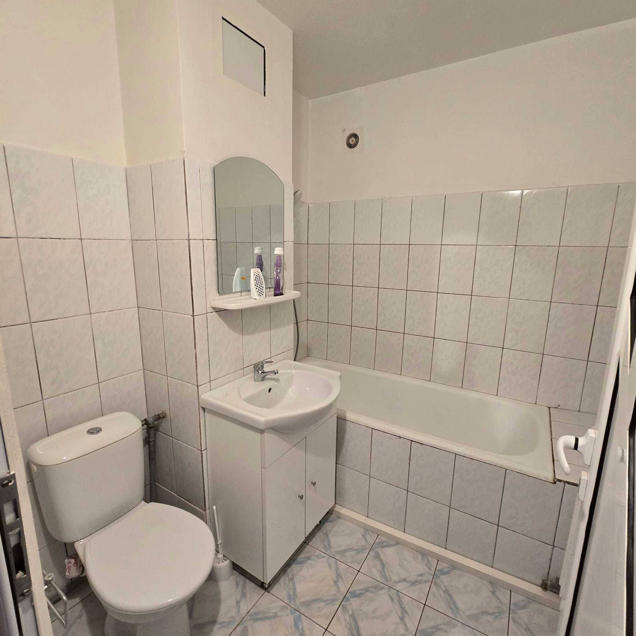 2 camere decomandat  -  balcon intabulat  -  gradina -- dacia-  50 mp