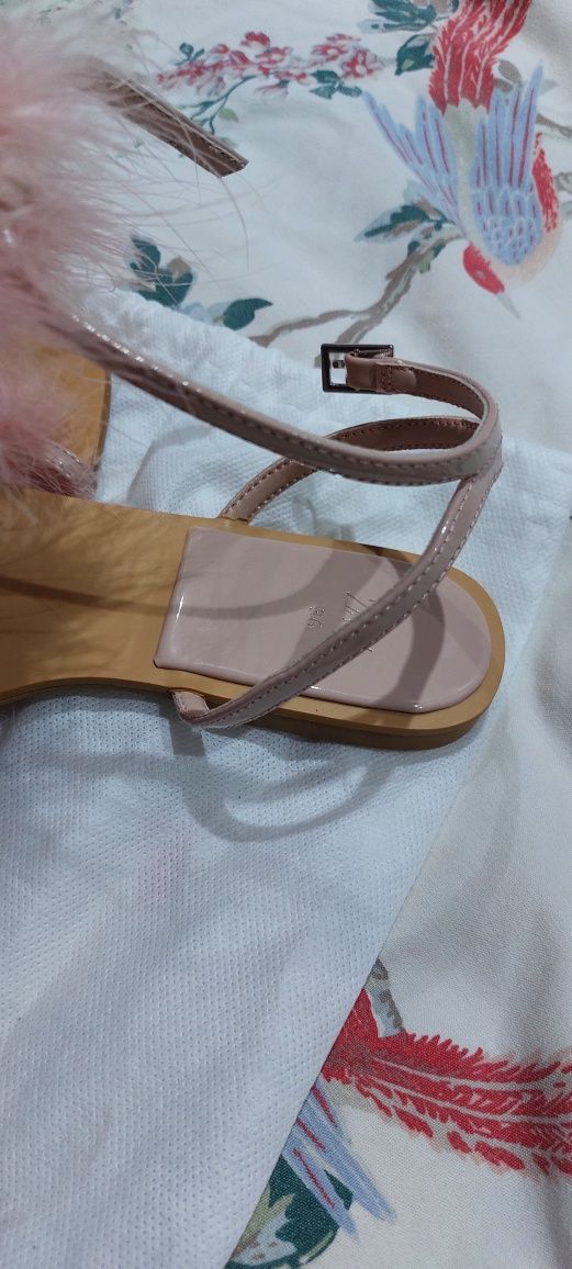 Босоножки ZARA.элегантные с перьями страуса