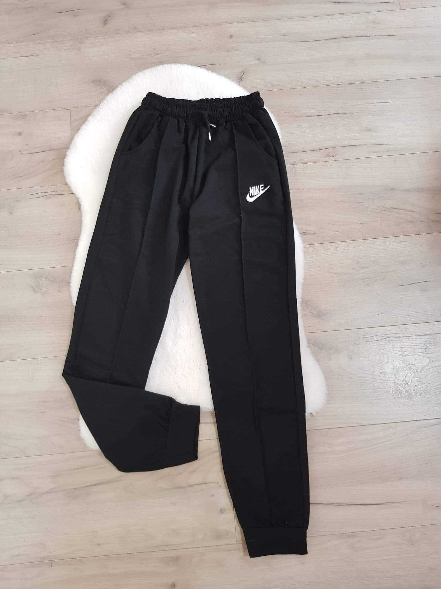Pantaloni Nike sigla cusuta - 80 lei