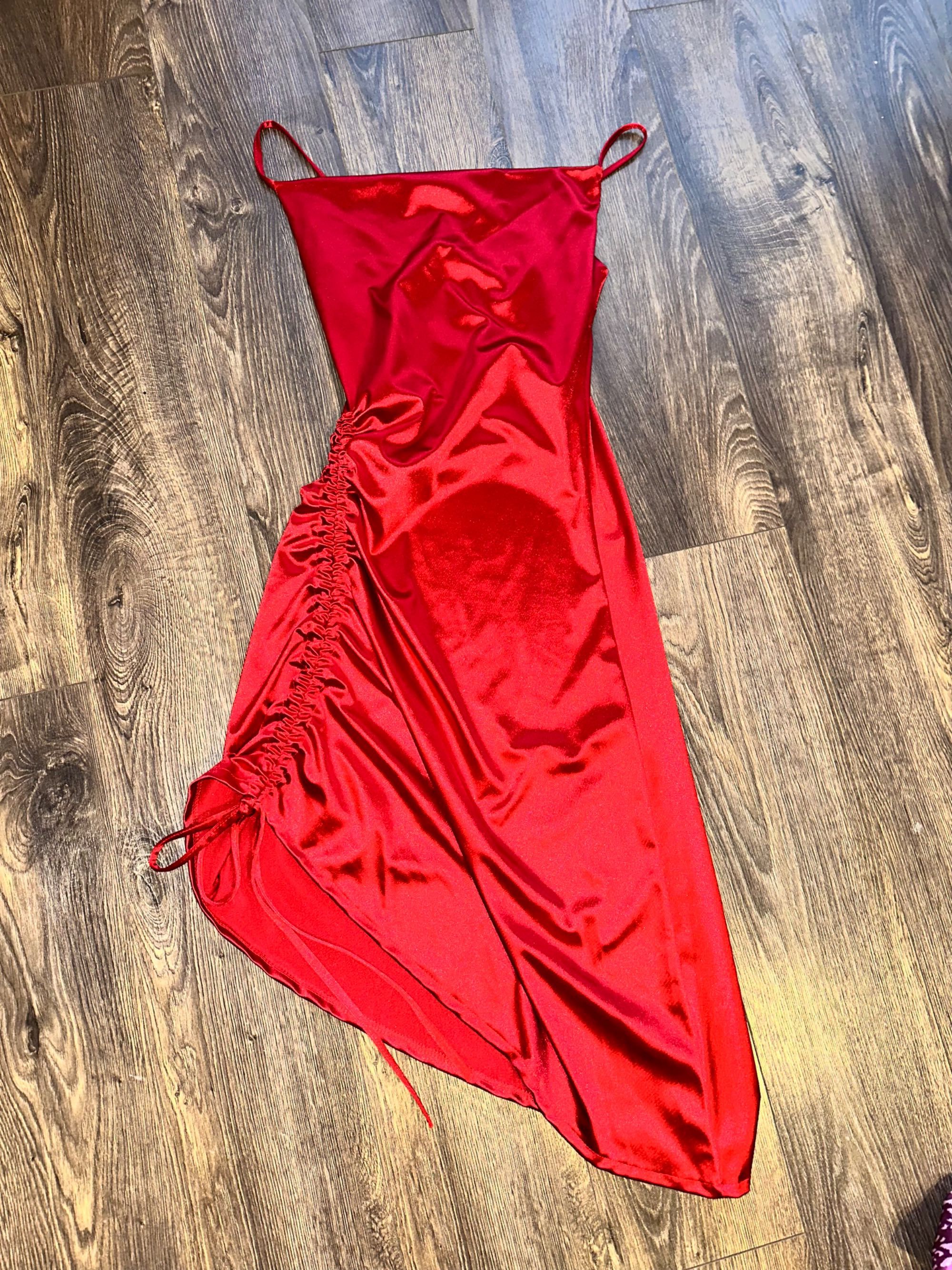 Rochie roșie de satin
