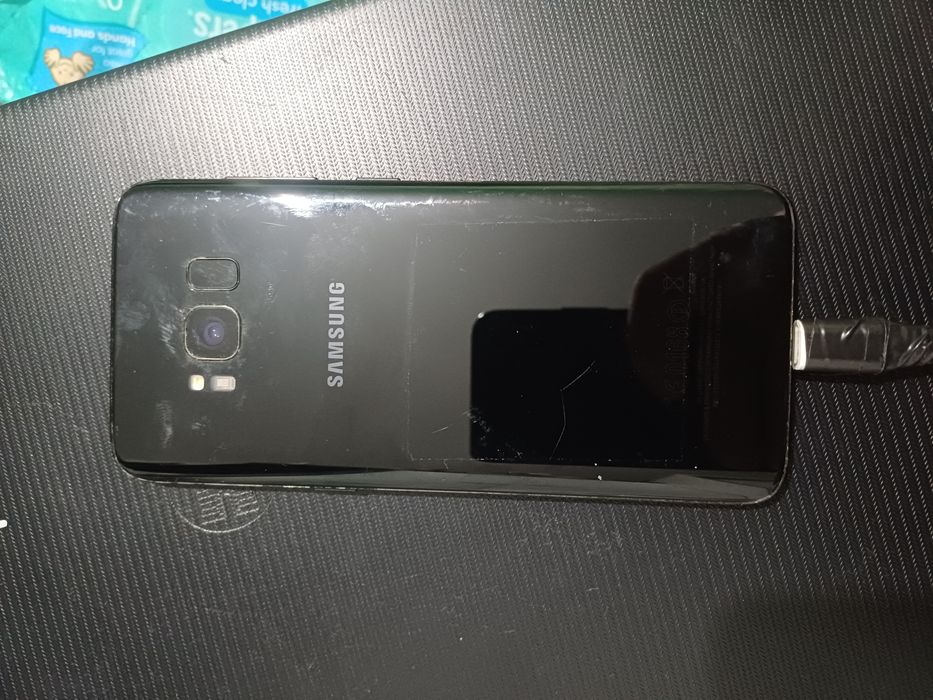 Telefon Samsung Galaxy S8 cu displayul spart. Placa este ok