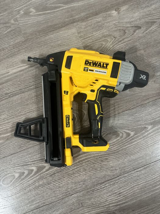 vand pistol de batut cuie in beton DeWalt