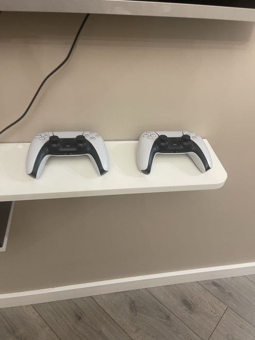 Sony playstation 5 + 2 джойстика + различные игры на дисках