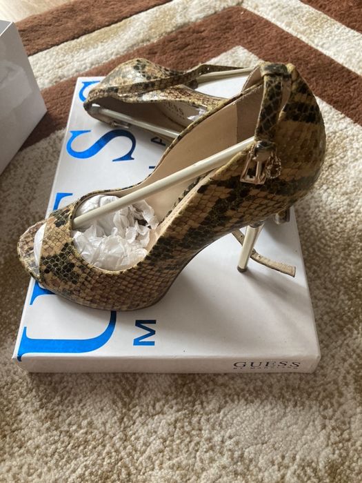 Vand sandale originale Guess cumparate din Italia