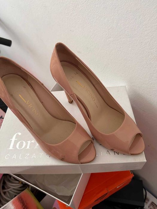 Pantofi decupati vicino 36