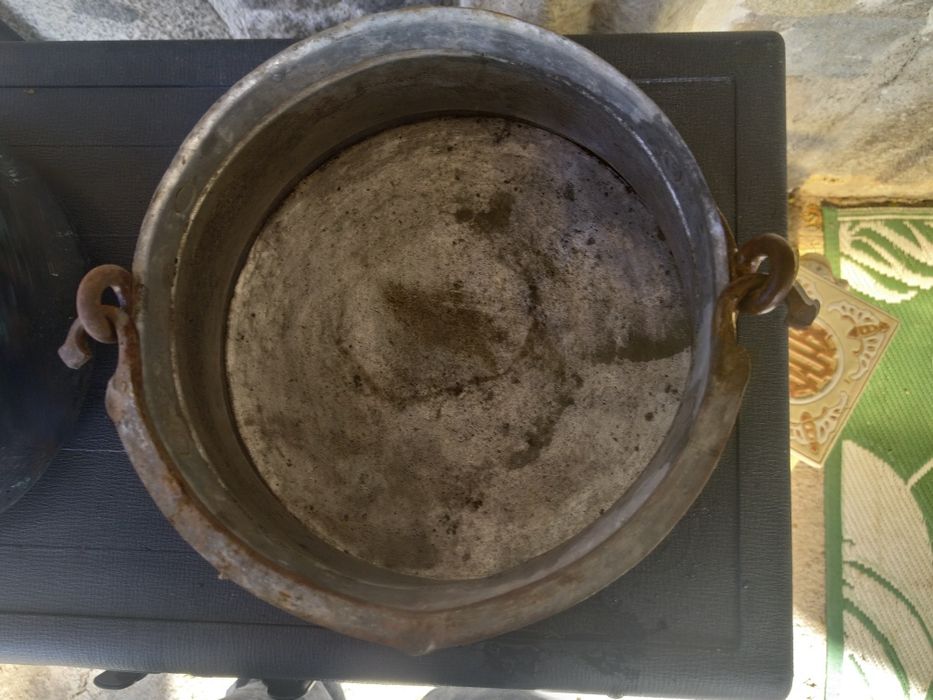 Продавам две идентични менчета много стари калайдисани за кобилица