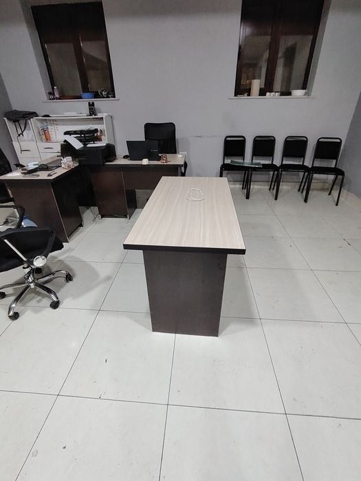 Офисний мебель стол, стул и кресло.