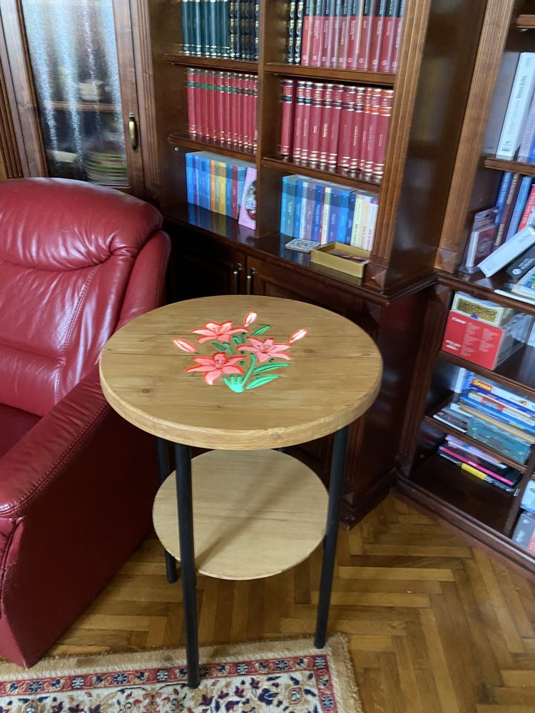 Măsuță unicat din lemn cu vitraliu iluminat – realizată manual